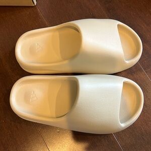 Adidas Yeezy Slide Bone (2022/2023 restock)